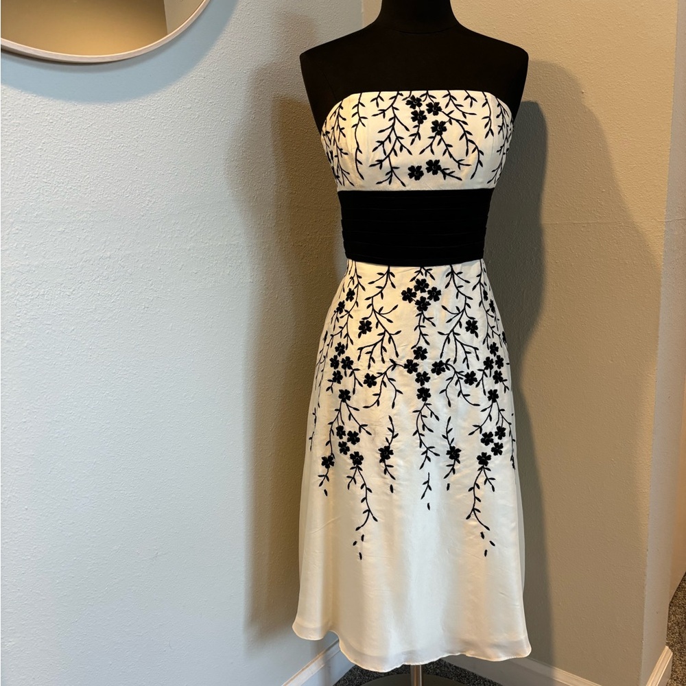 Beautiful silk White House Black Market dress!